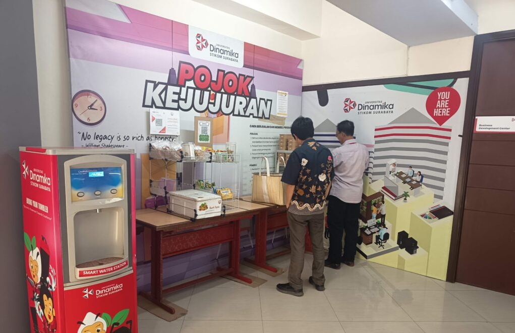 Pojok Kejujuran Universitas Dinamika Jadi Ruang Belajar Bisnis